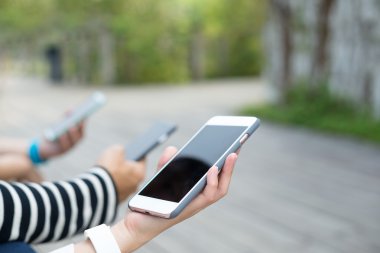 Bir grup insan cep telefonu birlikte kullanma