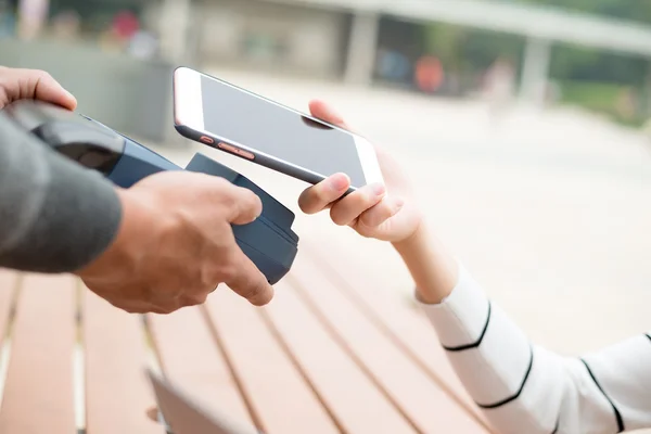 Femme utilisant un téléphone portable pour payer la facture — Photo