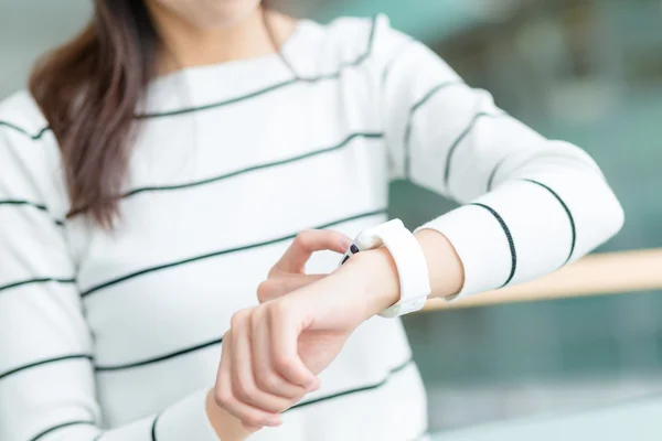 Mujer usando reloj inteligente — Foto de Stock