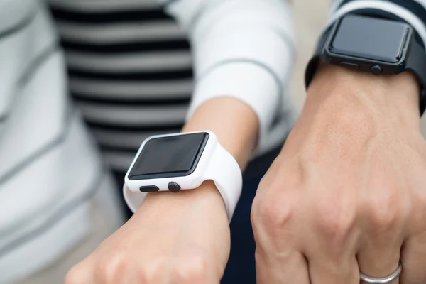 Couple using smart watch together — Stock Photo, Image
