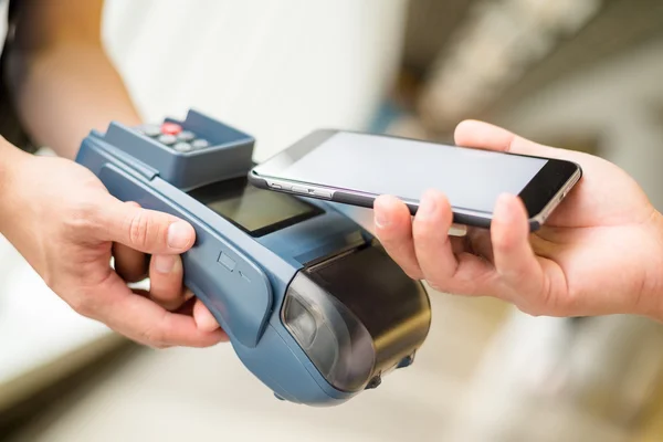 Frau benutzt Handy zum Bezahlen der Rechnung — Stockfoto