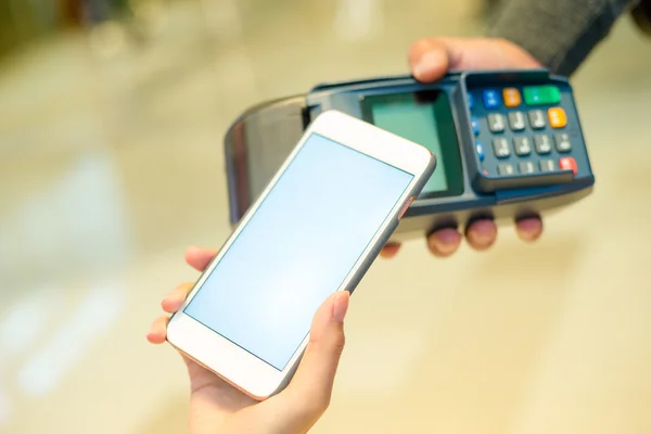 Frau benutzt Handy zum Bezahlen der Rechnung — Stockfoto