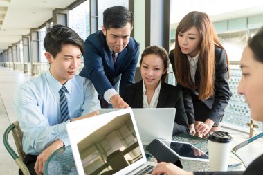 iş adamları proje hakkında tartışmak