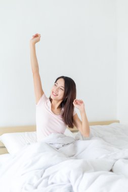 Asyalı genç kadın uyanma