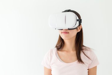 VR aygıtı kullanan kadın