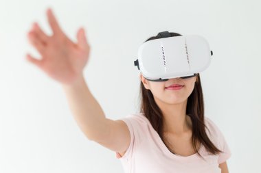 VR aygıtı kullanan kadın