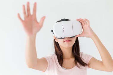 VR aygıtı kullanan kadın