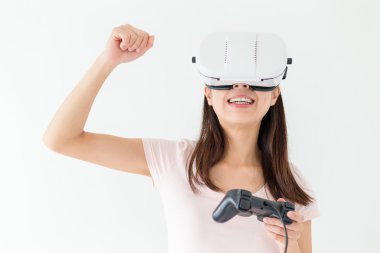 Vr cihazla video oyunları oynarken kadın