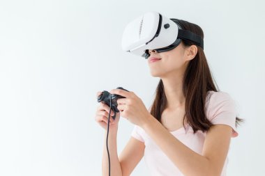 Vr cihazla video oyunları oynarken kadın