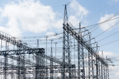 Mavi gökyüzü üzerinde güç Trafo Merkezi 