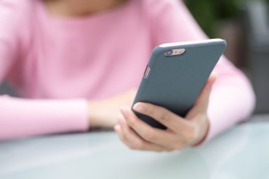 cep telefonu kullanan kadın