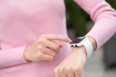 Akıllı izle kullanan kadın