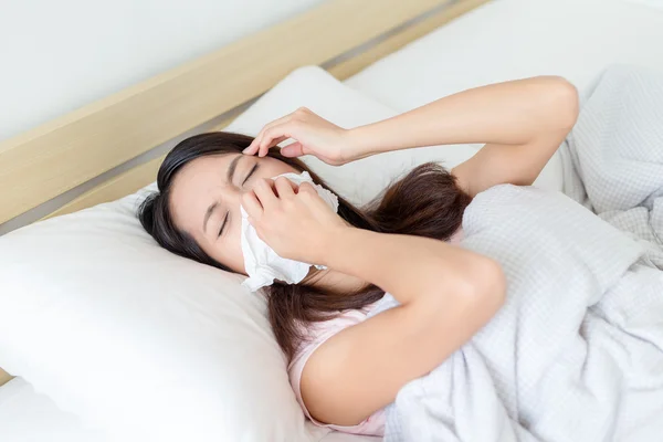 Woman feeling unwell and lying in bed — Stock Photo, Image