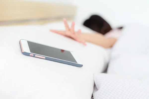 Vrouw probeert te stoppen met het alarm van cellphone — Stockfoto