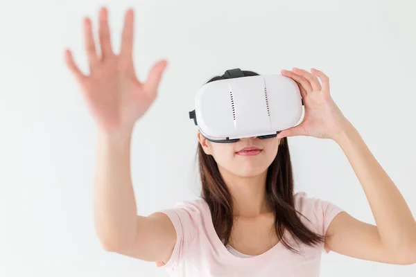 Mujer usando el dispositivo vr —  Fotos de Stock