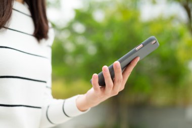 Cep telefonu kullanan kadın 