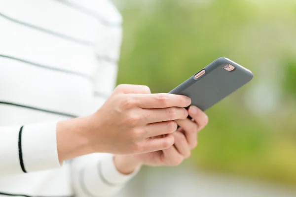 Žena odeslat textovou zprávu na mobilní telefon — Stock fotografie