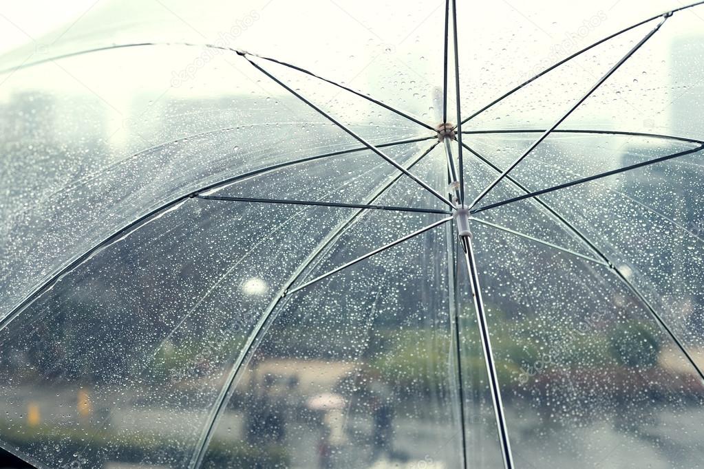 Ombrello trasparente il giorno piovoso - Foto Stock: Foto, Immagini ©  leungchopan 105706214