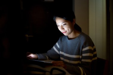 Evde tablet kullanan kadın