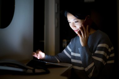 tablet pc ve cep telefonu kullanan kadın