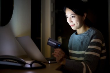 online alışveriş için dizüstü bilgisayar kullanan kadın