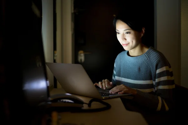 Žena pracující s přenosným počítačem v noci — Stock fotografie