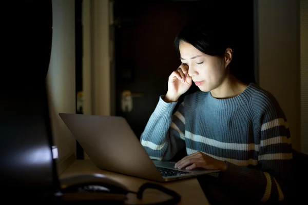 Mujer con el ordenador portátil que tiene problemas oculares — Foto de Stock