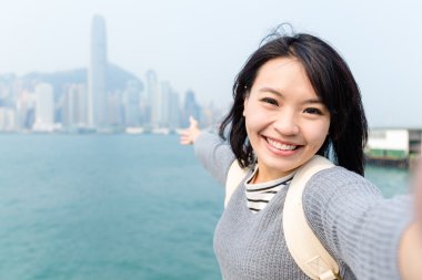Hong Kong'da seyahat eden kadın