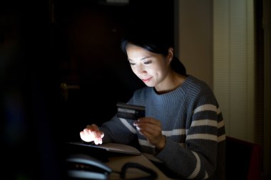 Kredi kartı ve tablet pc kullanan kadın