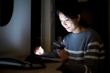 Kredi kartı ve tablet pc kullanan kadın