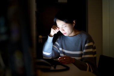 Tablet PC'yi kullanma kadın çalıştı