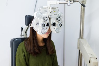 Kadının göz testi optik Kliniği yapması