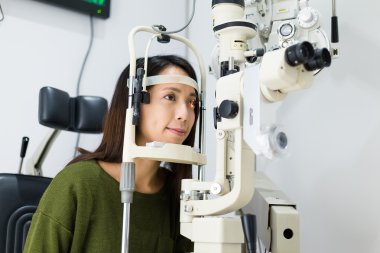 Kadının göz testi optik Kliniği yapması