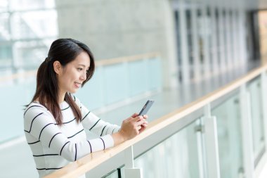 Cep telefonu kullanan kadın