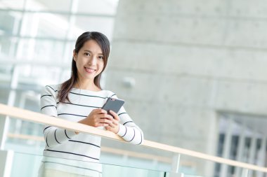 Akıllı telefon kullanan kadın