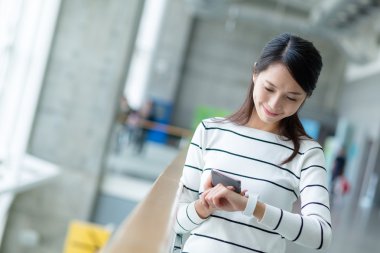 Kadın cep telefonu akıllı dikkat ile bağlanma 