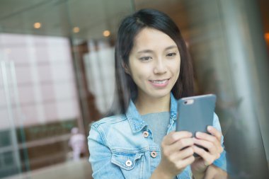 cep telefonu kullanan kadın