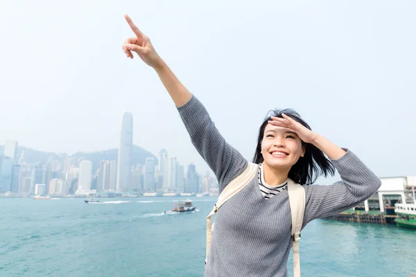 Uzakta Hong Kong'da arayan kadın — Stok fotoğraf