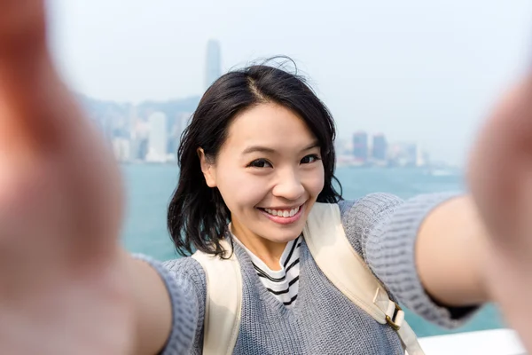 Frau macht Selfie in Hongkong — Stockfoto