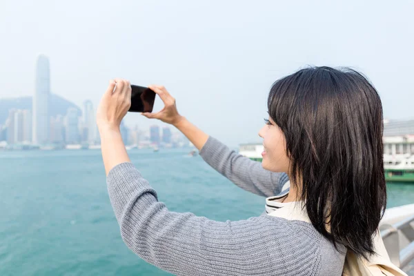 Femme prenant des photos du port de Victoria — Photo