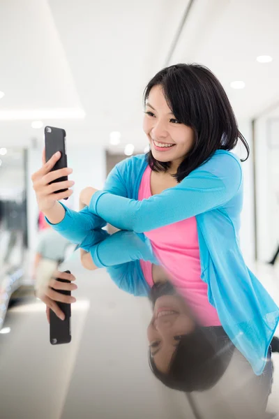 Kobieta przy użyciu telefonu komórkowego zrobić selfie — Zdjęcie stockowe