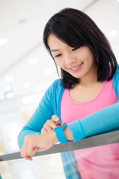 Vrouw met behulp van slimme horloge — Stockfoto