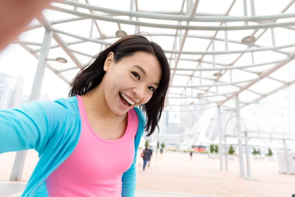 香港で selfie を取る女性 — Stock fotografie