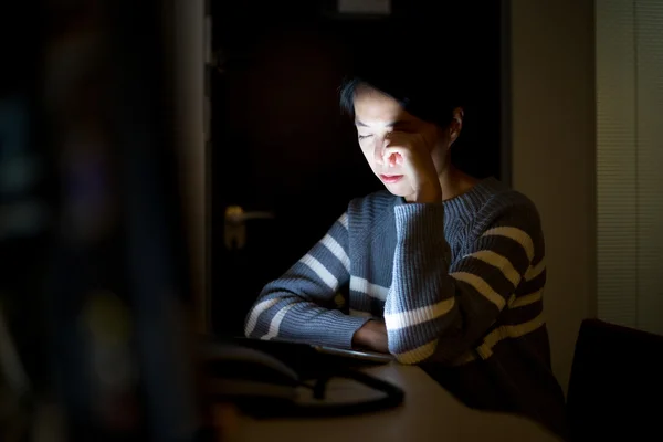 Försökt kvinna använder TabletPC — Stockfoto