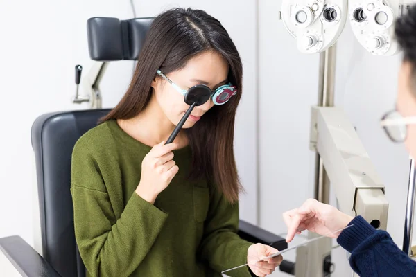 Mujer haciendo pruebas oculares en clínica óptica — Foto de Stock