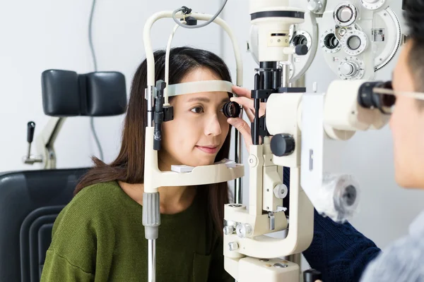 Vrouw doet oogtest in optische kliniek — Stockfoto