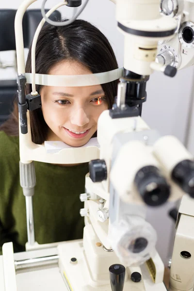 女人做眼试验在光学诊所 — 图库照片