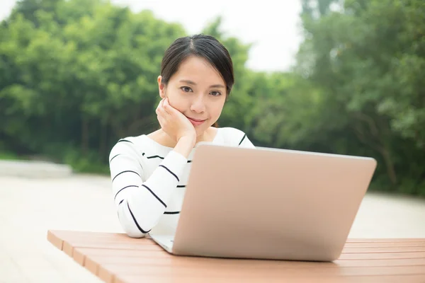 Vrouw die op notenook computer werkt — Stockfoto