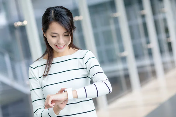 Aziatische vrouw met behulp van slimme horloge — Stockfoto