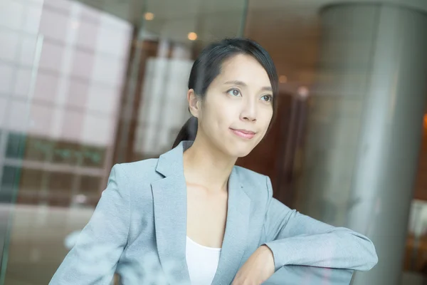 Giovane donna d'affari asiatica in abito da lavoro — Foto Stock